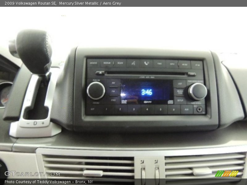 Mercury Sliver Metallic / Aero Grey 2009 Volkswagen Routan SE