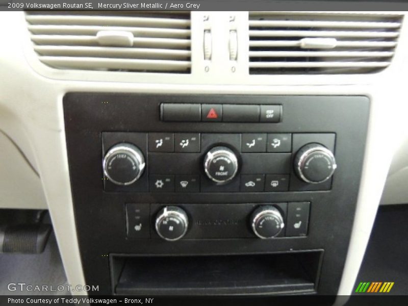 Mercury Sliver Metallic / Aero Grey 2009 Volkswagen Routan SE