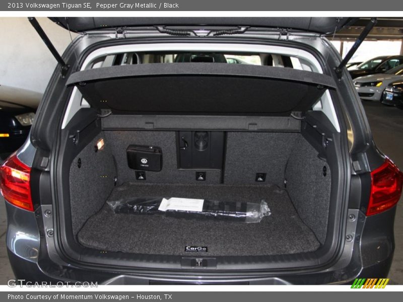 Pepper Gray Metallic / Black 2013 Volkswagen Tiguan SE
