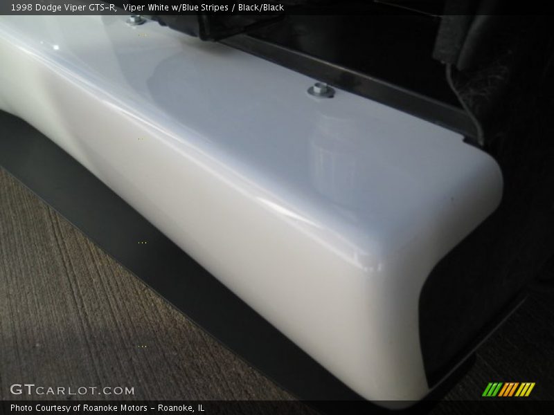 Viper White w/Blue Stripes / Black/Black 1998 Dodge Viper GTS-R