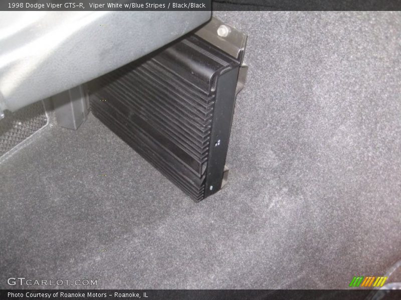 Viper White w/Blue Stripes / Black/Black 1998 Dodge Viper GTS-R