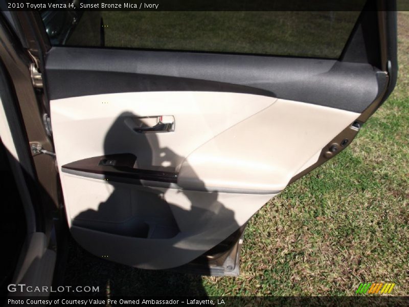 Sunset Bronze Mica / Ivory 2010 Toyota Venza I4