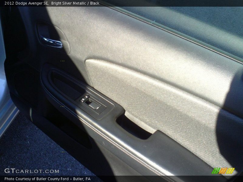 Bright Silver Metallic / Black 2012 Dodge Avenger SE