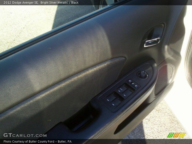 Bright Silver Metallic / Black 2012 Dodge Avenger SE