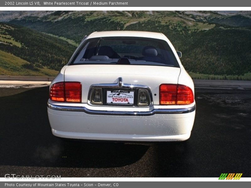 White Pearlescent Tricoat / Medium Parchment 2002 Lincoln LS V8