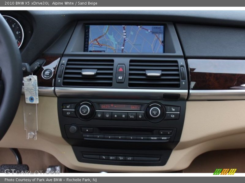 Alpine White / Sand Beige 2010 BMW X5 xDrive30i