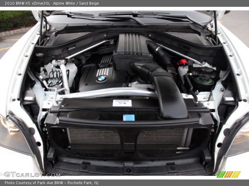 Alpine White / Sand Beige 2010 BMW X5 xDrive30i