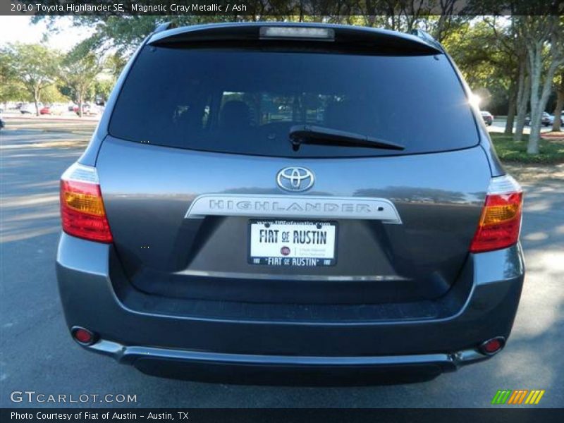 Magnetic Gray Metallic / Ash 2010 Toyota Highlander SE