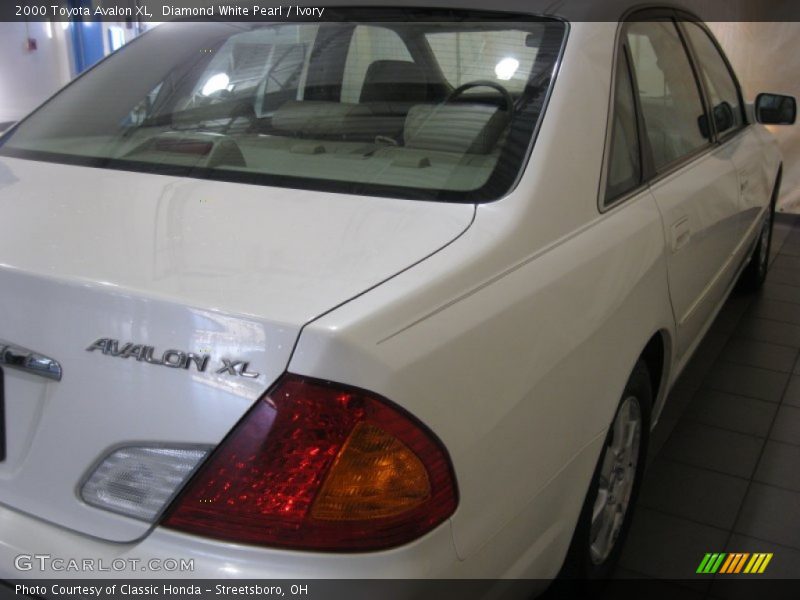 Diamond White Pearl / Ivory 2000 Toyota Avalon XL