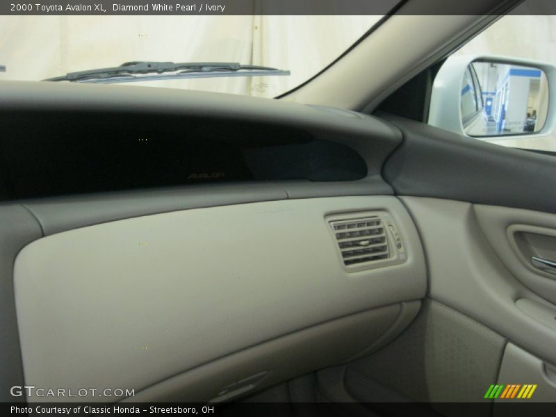 Diamond White Pearl / Ivory 2000 Toyota Avalon XL