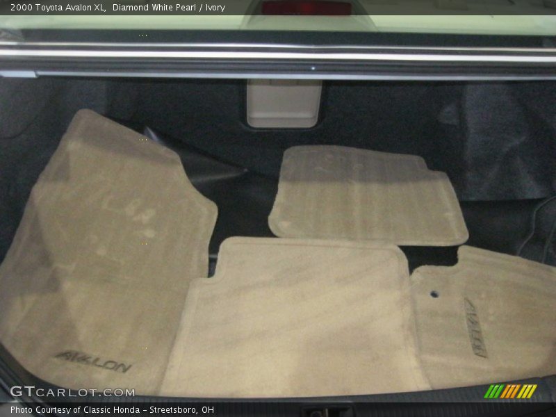 Diamond White Pearl / Ivory 2000 Toyota Avalon XL