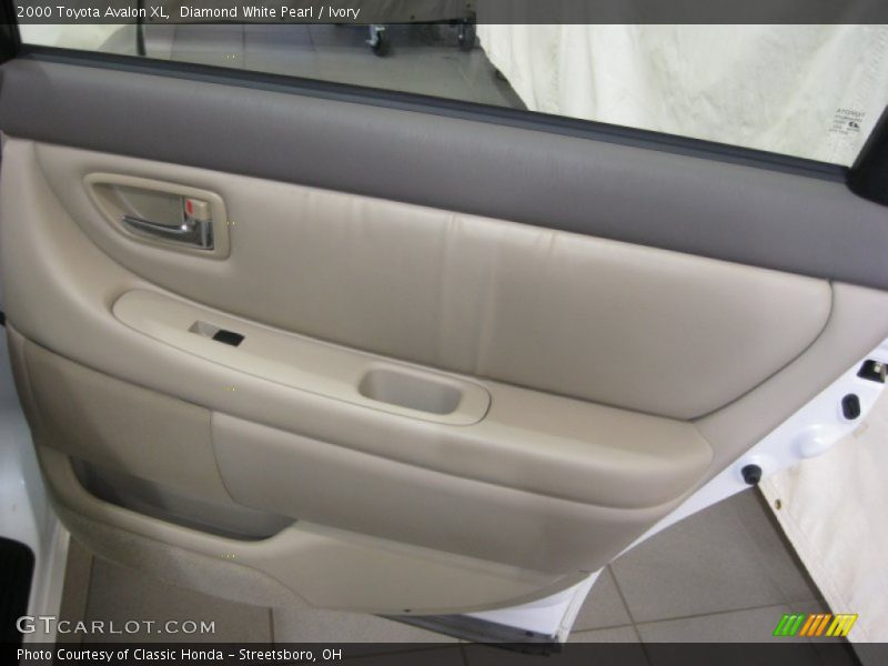 Diamond White Pearl / Ivory 2000 Toyota Avalon XL