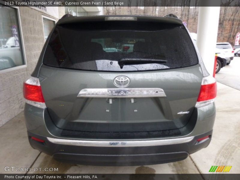 Cypress Green Pearl / Sand Beige 2013 Toyota Highlander SE 4WD