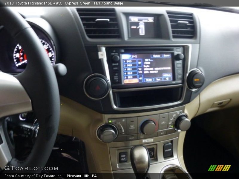 Cypress Green Pearl / Sand Beige 2013 Toyota Highlander SE 4WD