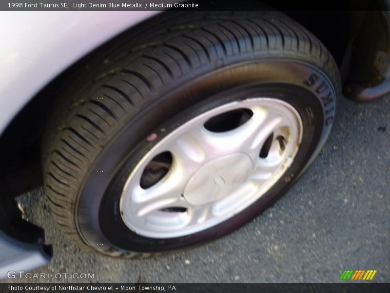Light Denim Blue Metallic / Medium Graphite 1998 Ford Taurus SE