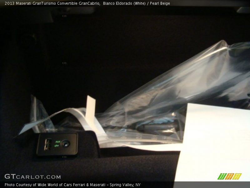 Bianco Eldorado (White) / Pearl Beige 2013 Maserati GranTurismo Convertible GranCabrio