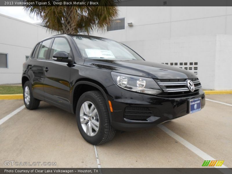Front 3/4 View of 2013 Tiguan S