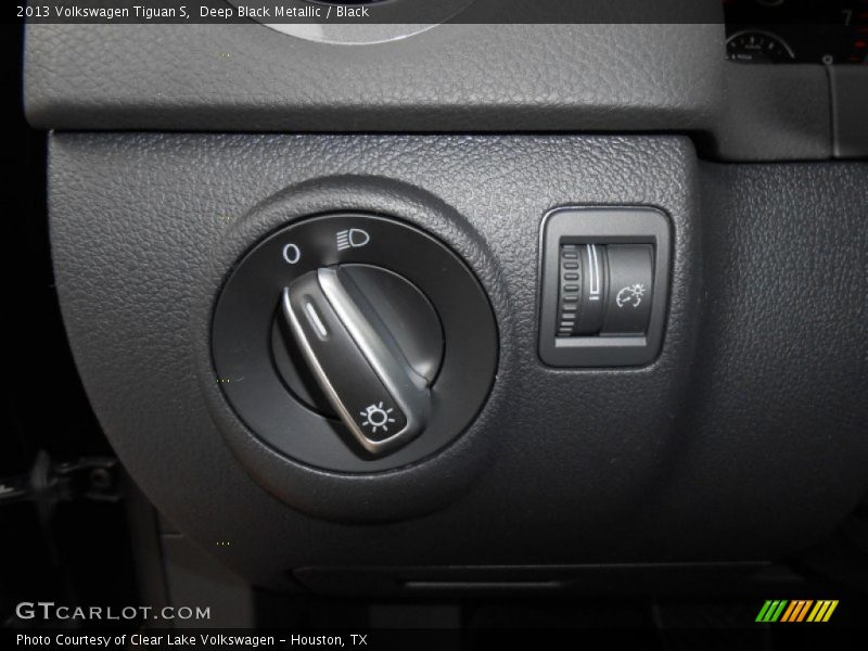 Controls of 2013 Tiguan S