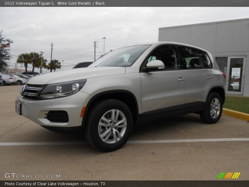 Front 3/4 View of 2013 Tiguan S