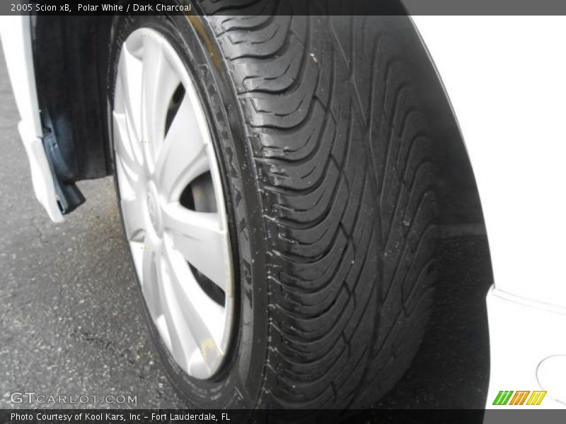 Polar White / Dark Charcoal 2005 Scion xB