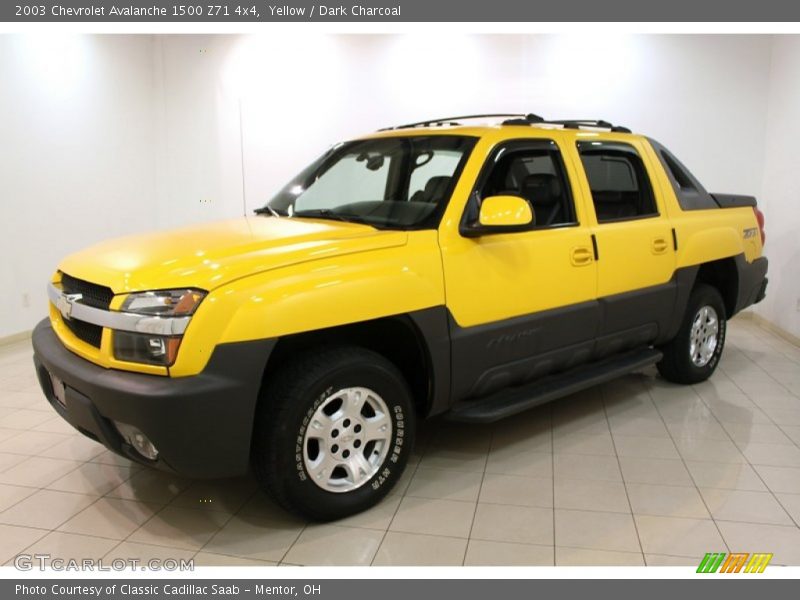 Front 3/4 View of 2003 Avalanche 1500 Z71 4x4