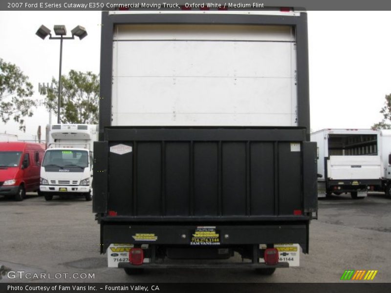 Oxford White / Medium Flint 2007 Ford E Series Cutaway E350 Commercial Moving Truck