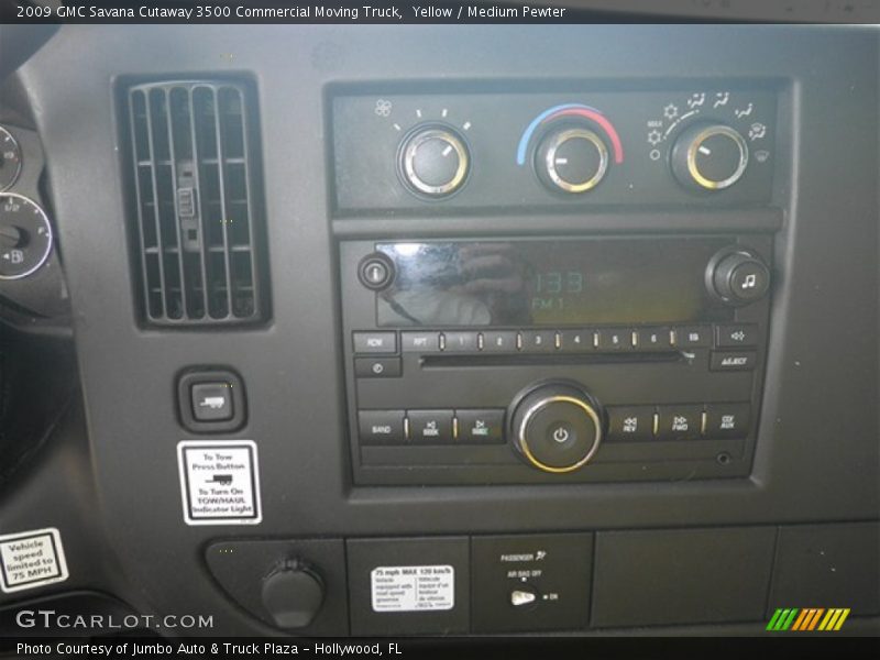 Controls of 2009 Savana Cutaway 3500 Commercial Moving Truck