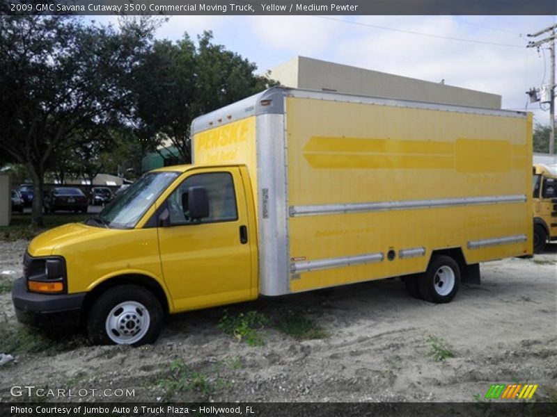 Front 3/4 View of 2009 Savana Cutaway 3500 Commercial Moving Truck