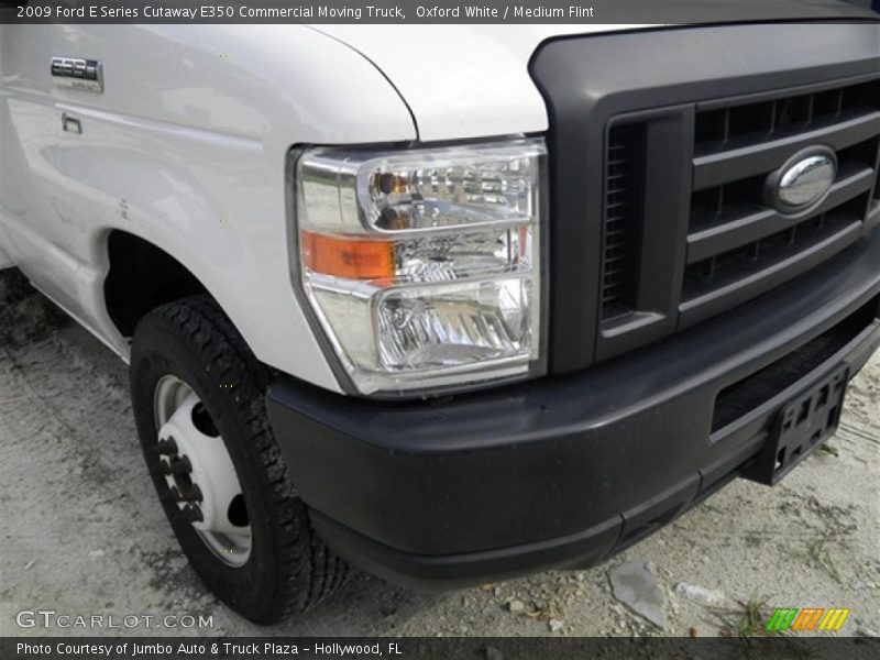 Oxford White / Medium Flint 2009 Ford E Series Cutaway E350 Commercial Moving Truck