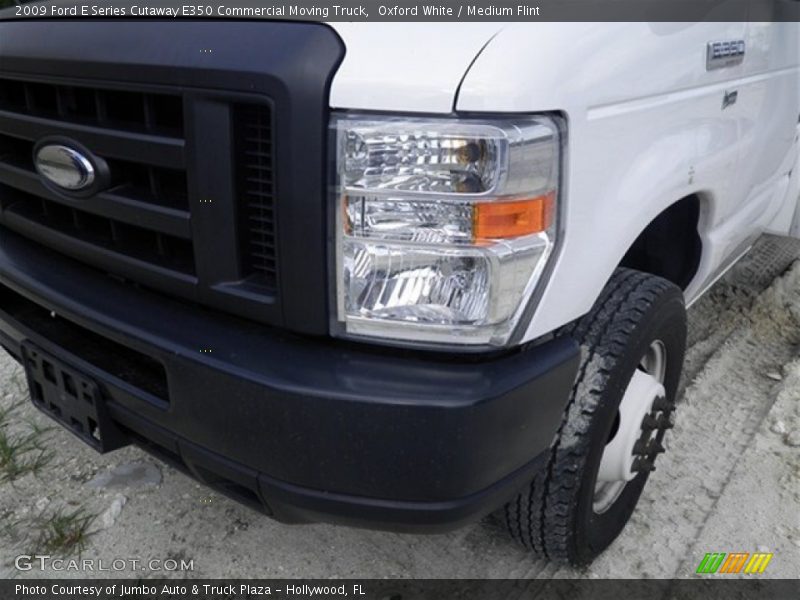 Oxford White / Medium Flint 2009 Ford E Series Cutaway E350 Commercial Moving Truck
