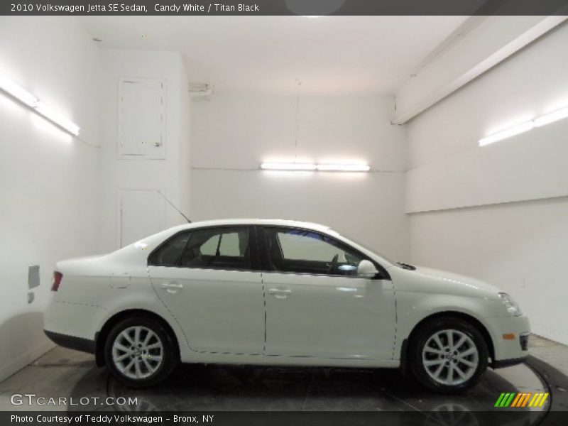 Candy White / Titan Black 2010 Volkswagen Jetta SE Sedan