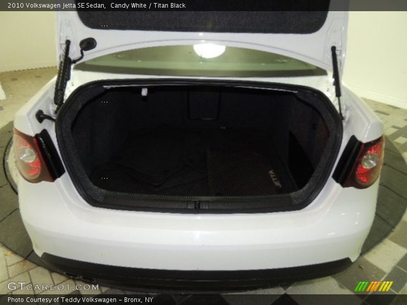 Candy White / Titan Black 2010 Volkswagen Jetta SE Sedan