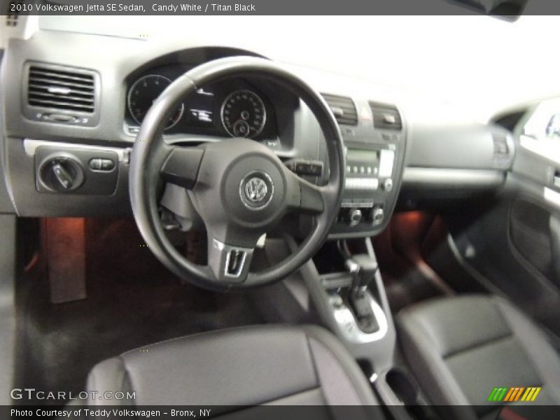 Candy White / Titan Black 2010 Volkswagen Jetta SE Sedan