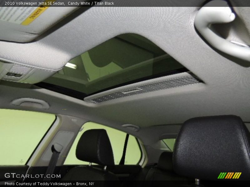 Candy White / Titan Black 2010 Volkswagen Jetta SE Sedan