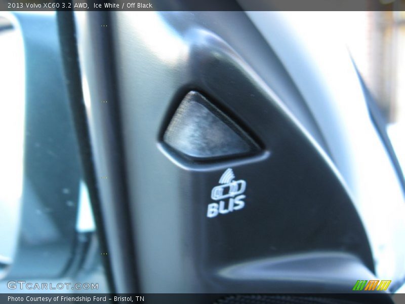 Ice White / Off Black 2013 Volvo XC60 3.2 AWD