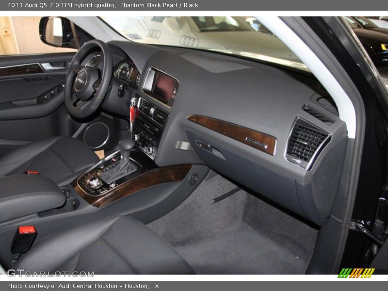 Dashboard of 2013 Q5 2.0 TFSI hybrid quattro