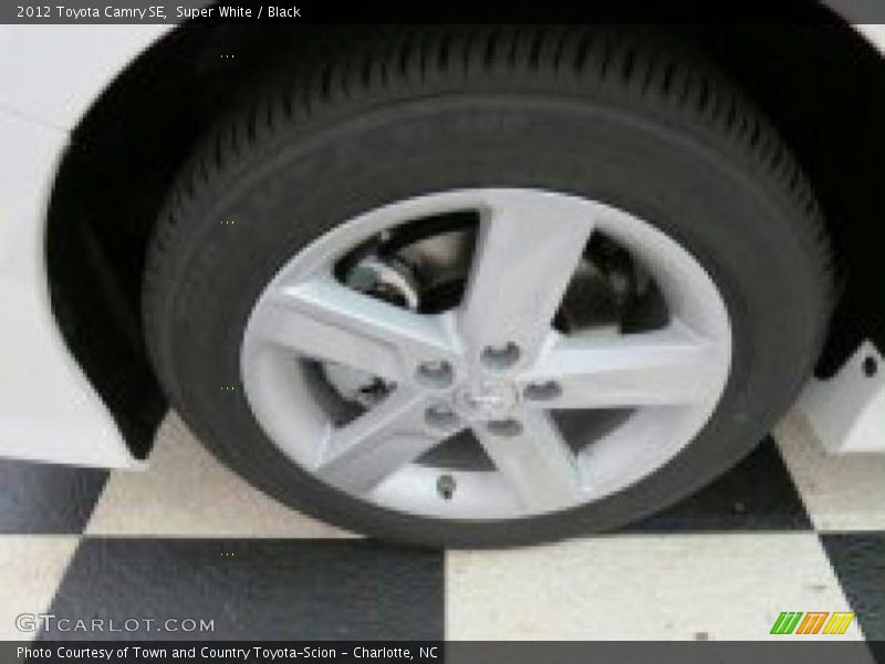 Super White / Black 2012 Toyota Camry SE