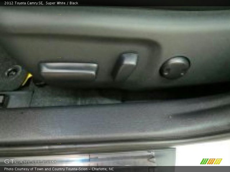 Super White / Black 2012 Toyota Camry SE