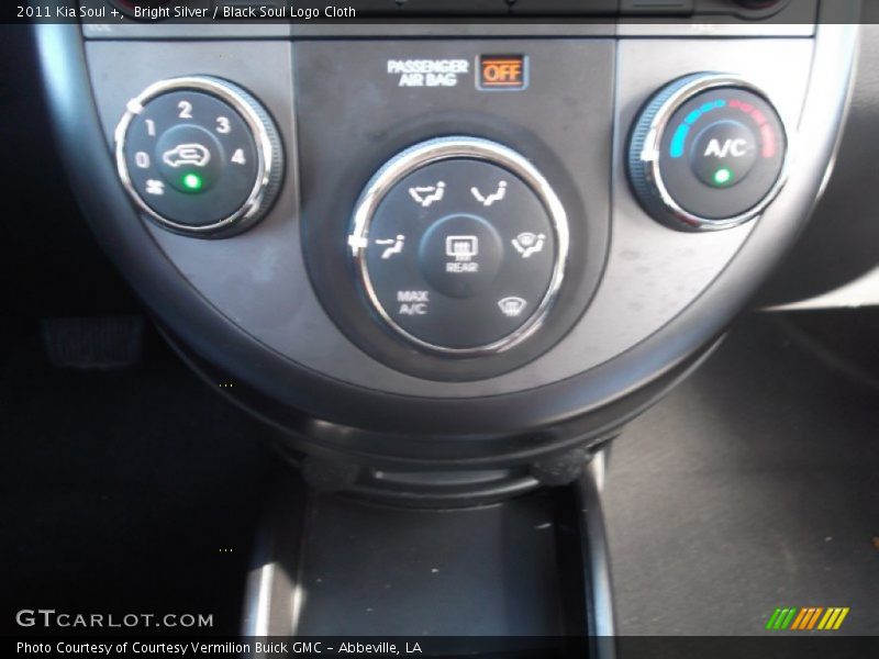 Bright Silver / Black Soul Logo Cloth 2011 Kia Soul +