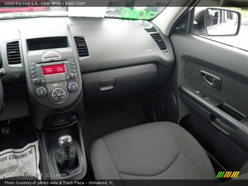 Clear White / Black Cloth 2010 Kia Soul 1.6