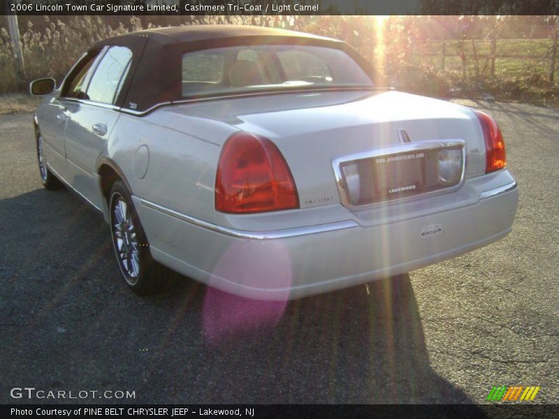 Cashmere Tri-Coat / Light Camel 2006 Lincoln Town Car Signature Limited