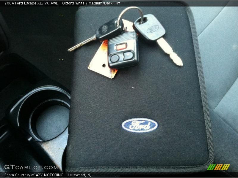 Oxford White / Medium/Dark Flint 2004 Ford Escape XLS V6 4WD