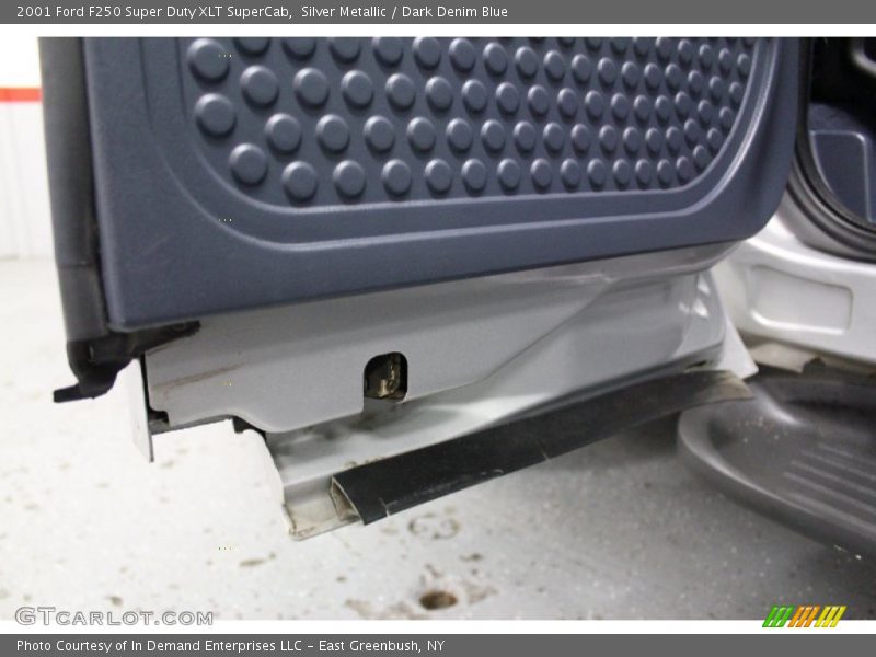 Silver Metallic / Dark Denim Blue 2001 Ford F250 Super Duty XLT SuperCab