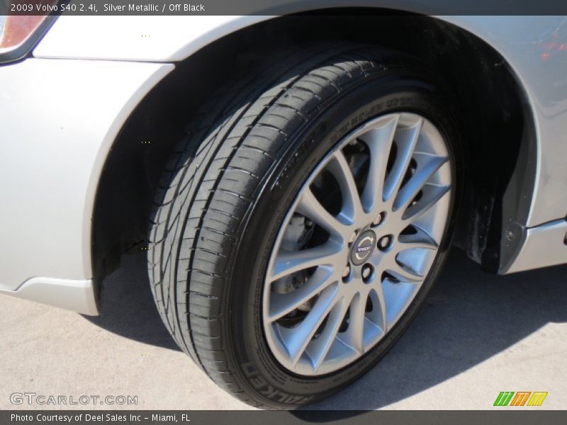 Silver Metallic / Off Black 2009 Volvo S40 2.4i