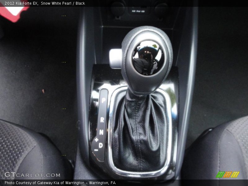 Snow White Pearl / Black 2012 Kia Forte EX