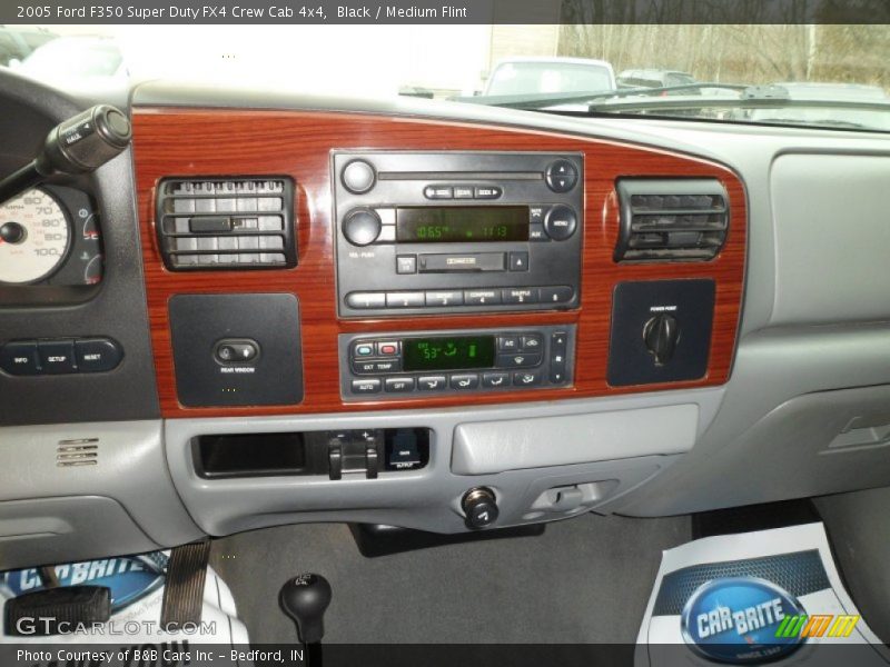 Controls of 2005 F350 Super Duty FX4 Crew Cab 4x4