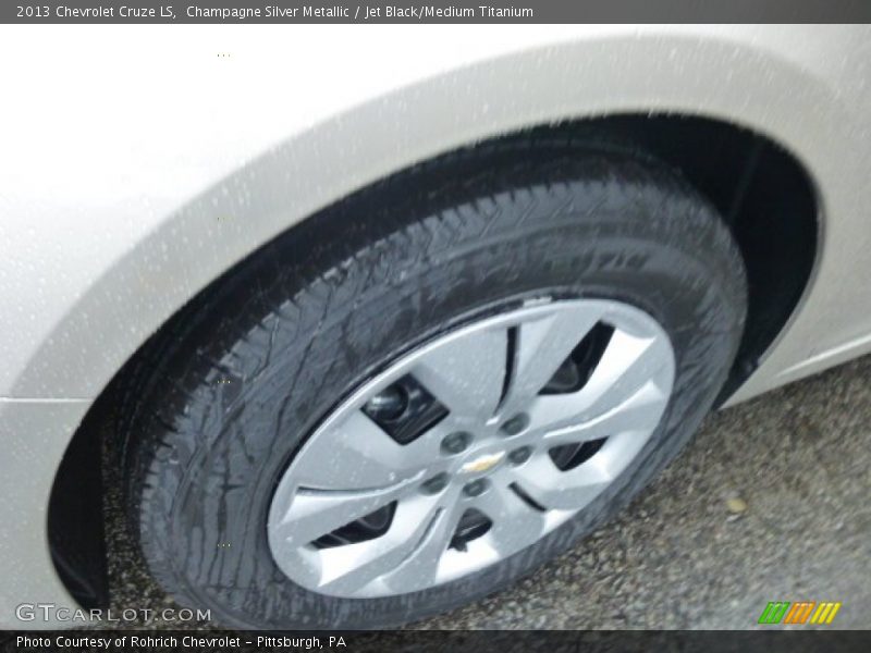 Champagne Silver Metallic / Jet Black/Medium Titanium 2013 Chevrolet Cruze LS