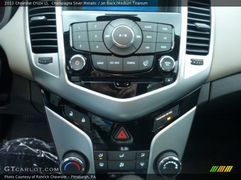 Champagne Silver Metallic / Jet Black/Medium Titanium 2013 Chevrolet Cruze LS