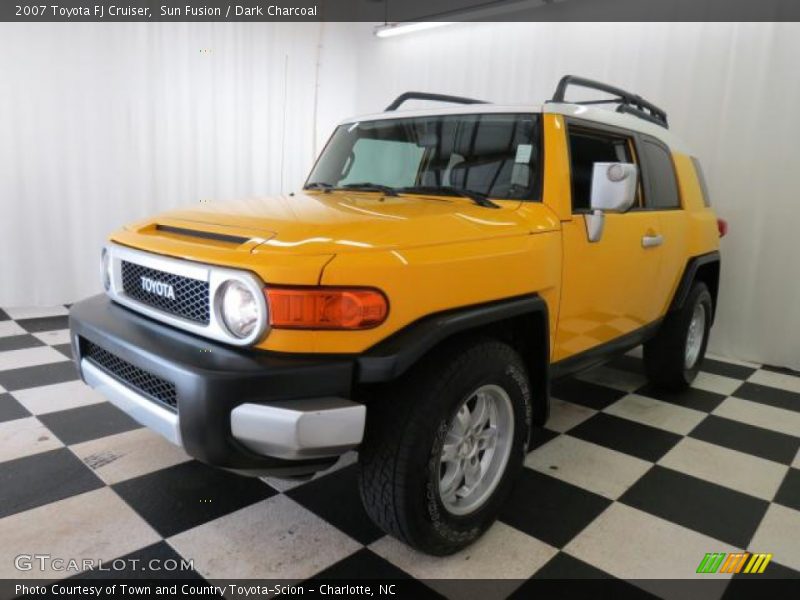 Front 3/4 View of 2007 FJ Cruiser 