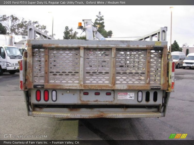 Oxford White / Medium Flint 2005 Ford F550 Super Duty XL Regular Cab Utility Truck